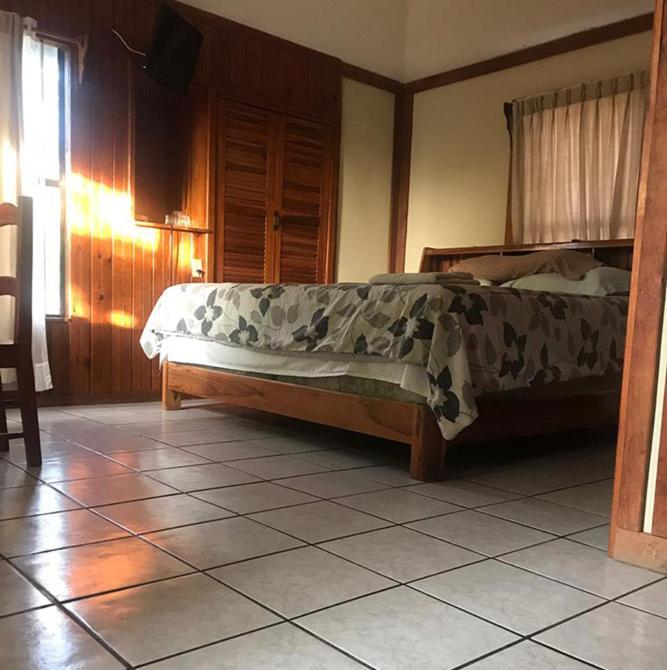 Coconut Tree West End Hotel Екстериор снимка