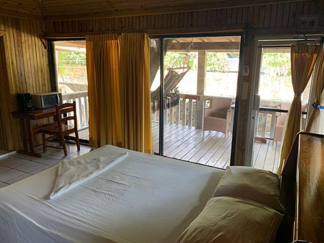 Coconut Tree West End Hotel Екстериор снимка