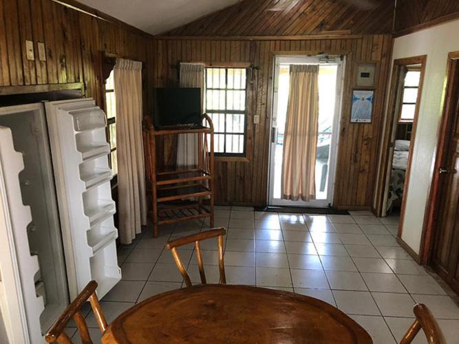 Coconut Tree West End Hotel Екстериор снимка