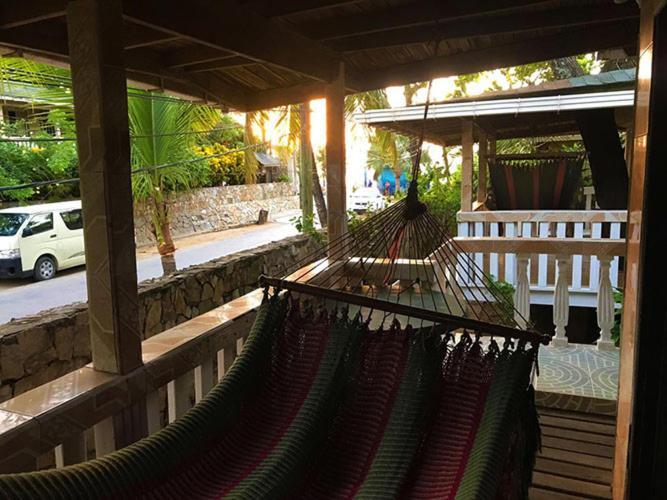 Coconut Tree West End Hotel Екстериор снимка
