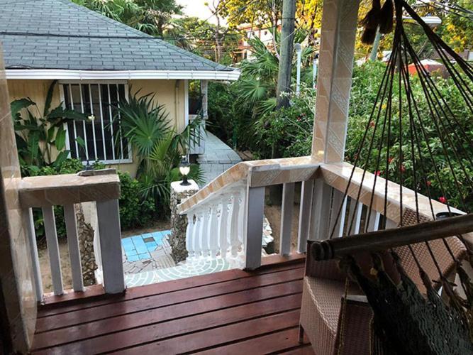 Coconut Tree West End Hotel Екстериор снимка
